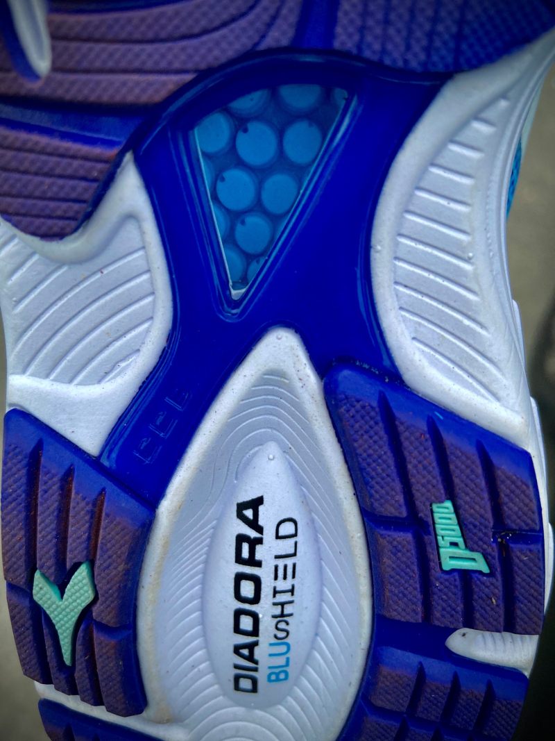 Technologia BluShield stosowana w butach biegowych Diadora zapewnia doskonałą amortyzację
