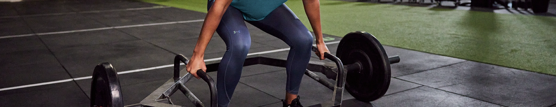 Technicze koszulki, spodenki oraz wygodne buty treningowe dla kobiet - to przyda się się na siłowni Odzież i obuwie sportowe na trening