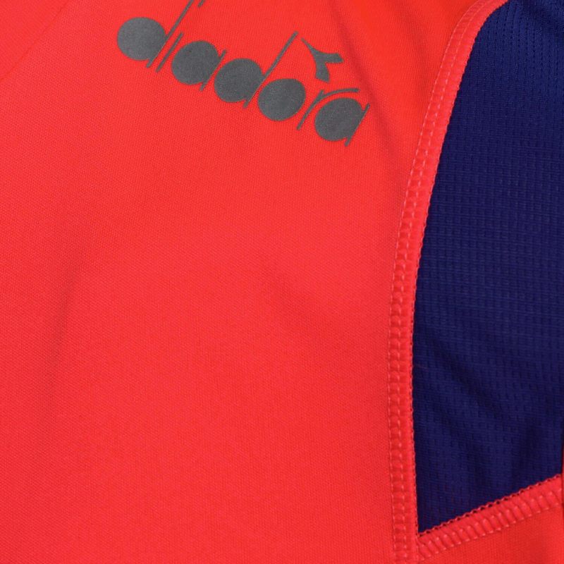 Specjalne siateczkowe wstawki w koszulkach do biegania zapewniają odpowiednią wentylację